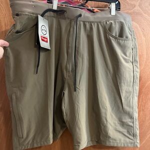 NWT Men’s size 42 Wrangler Cargo Shorts